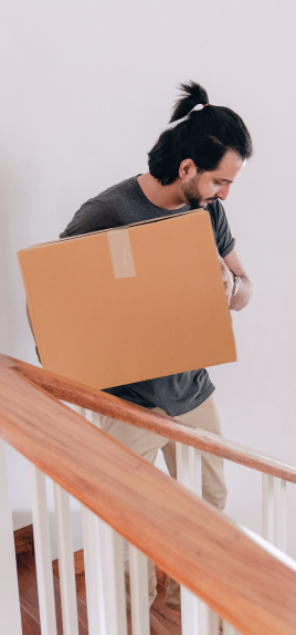 Hombre portando una caja de mudanza