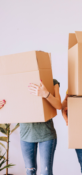 Mujeres haciendo la mudanza