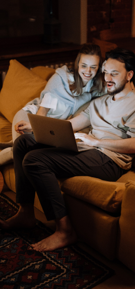 Pareja usando un ordenador portátil