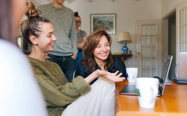 Unos amigos mirando a un portátil