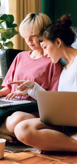 Chicas usando un ordenador portátil